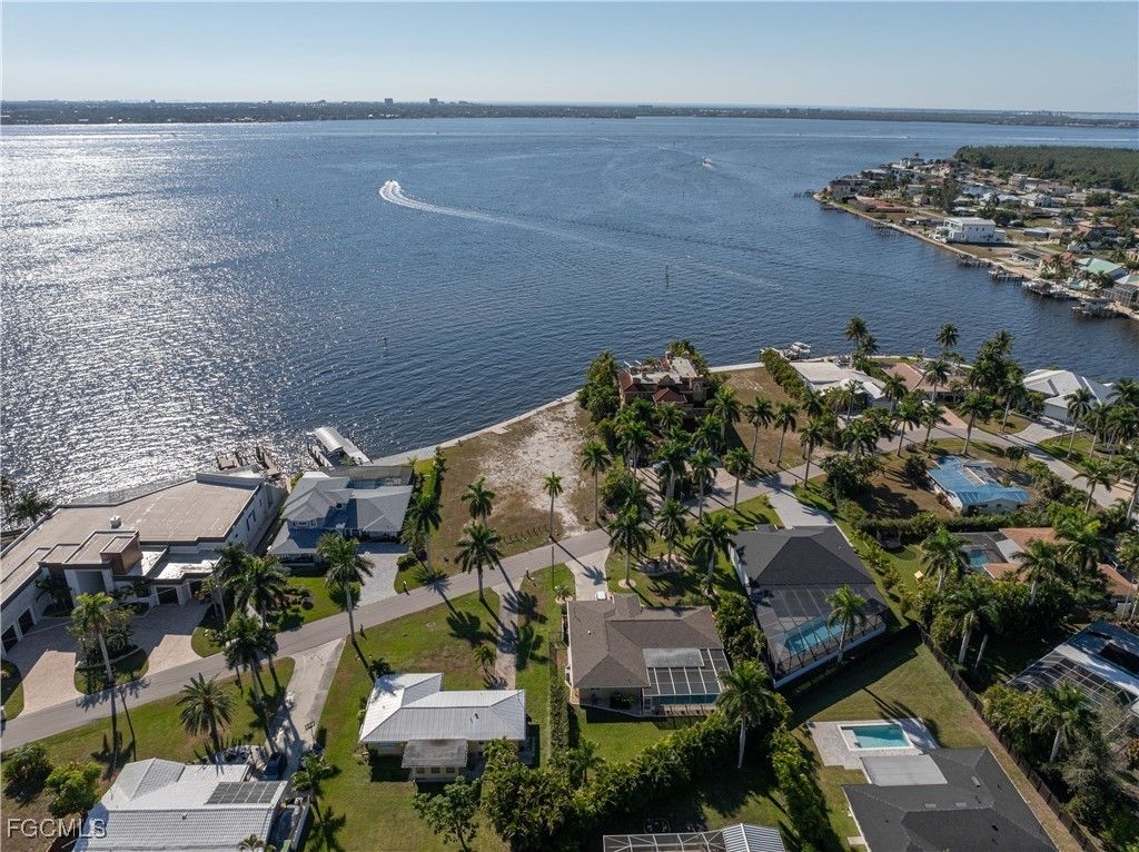 238 Bayshore Dr, Cape Coral