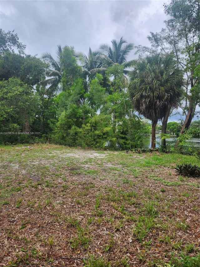 1 of 5 - 14 Dr Nw Dr, Miami, FL