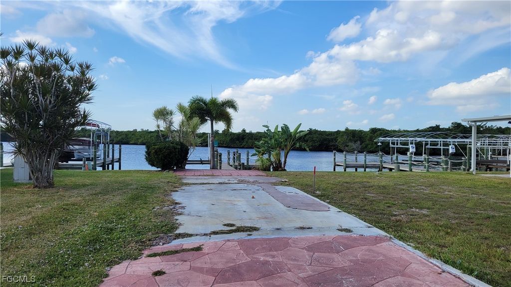 306 Shoreland Dr, Fort Myers