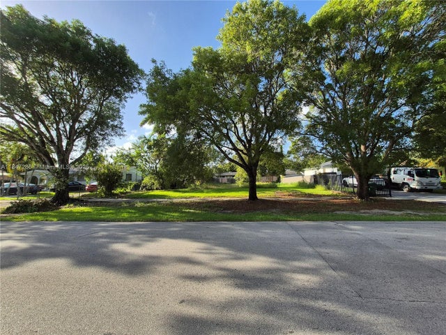 1 of 11 - 710 Sw 7th St, Florida City, FL