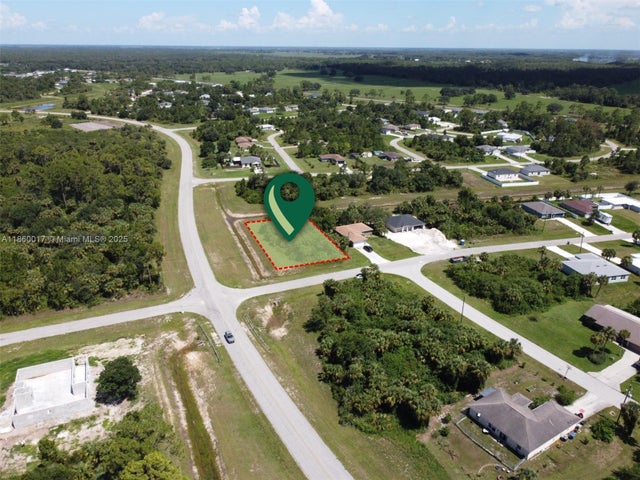 1 of 8 - 5001 S Peachtree Cir, La Belle, FL