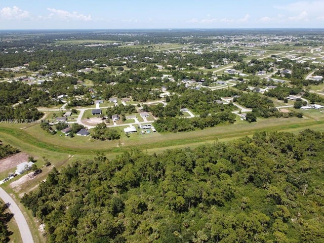 2 of 8 - 5001 S Peachtree Cir, La Belle, FL