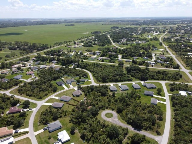4 of 8 - 5001 S Peachtree Cir, La Belle, FL