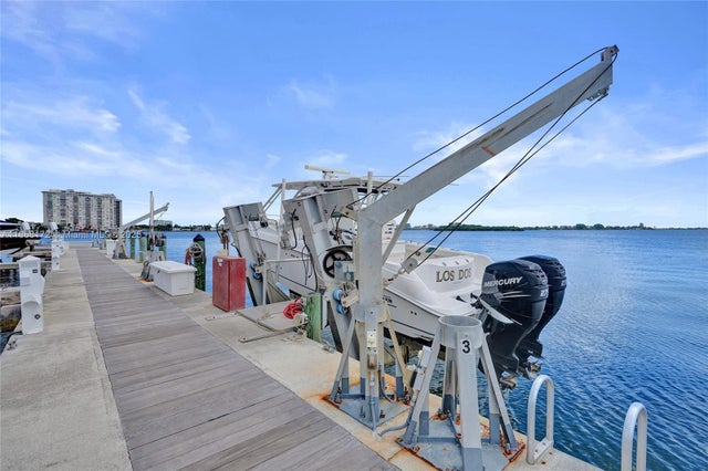 4 of 18 - 4000 Towerside Ter, Miami, FL