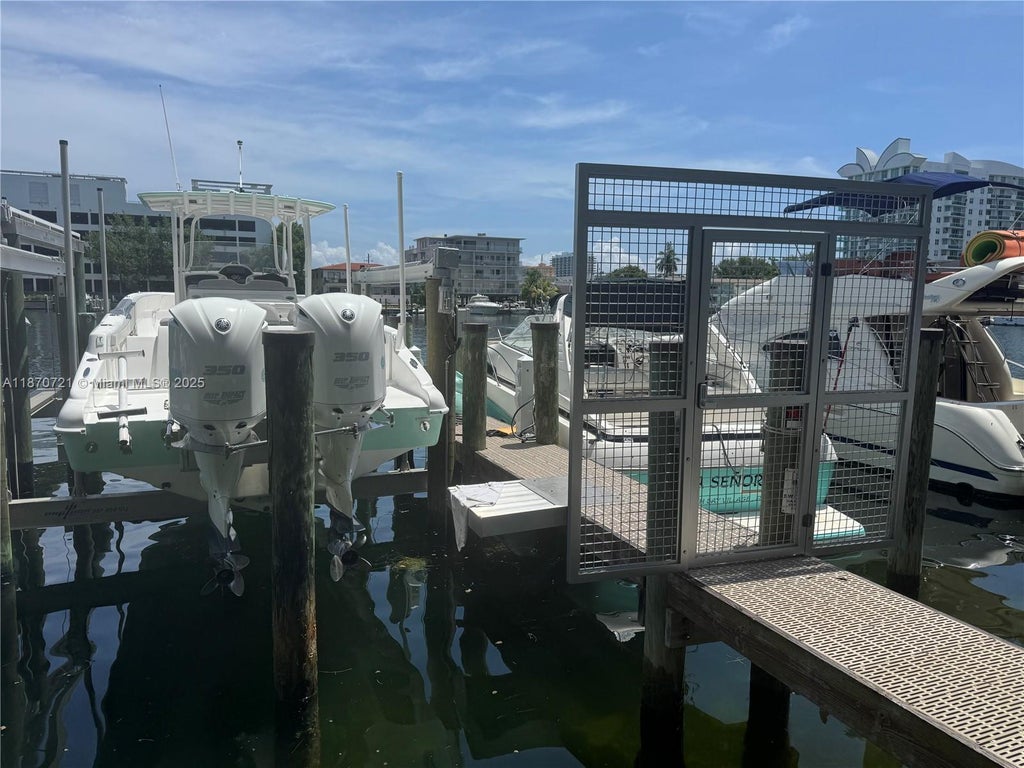 7929 W Dr Unit 6, North Bay Village