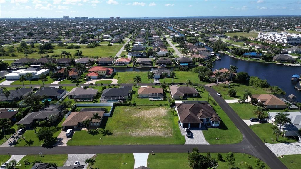 1910 Sw 40th St, CAPE CORAL