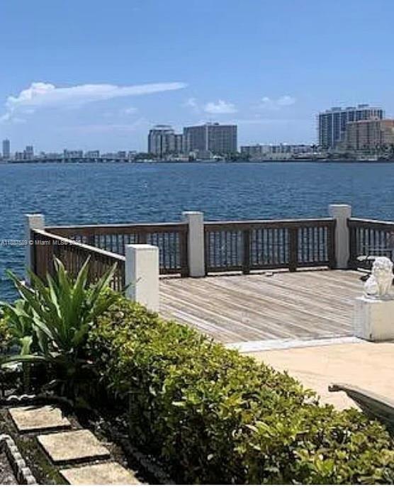 4 of 5 - 7941 East Dr, North Bay Village, FL