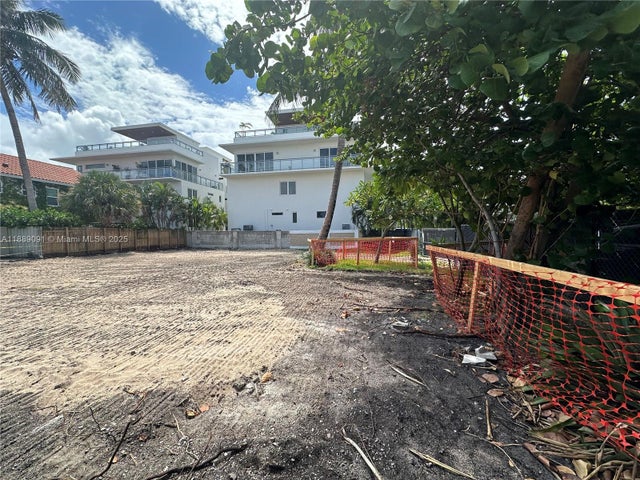 1 of 2 - 350 Walnut St, Hollywood, FL