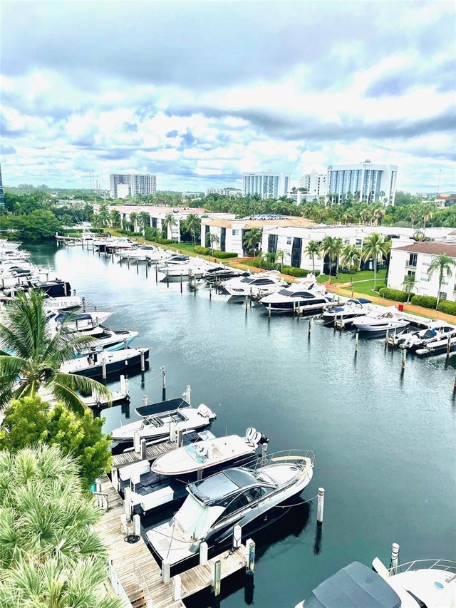 3 of 15 - 3029 Ne 188th St, Aventura, FL