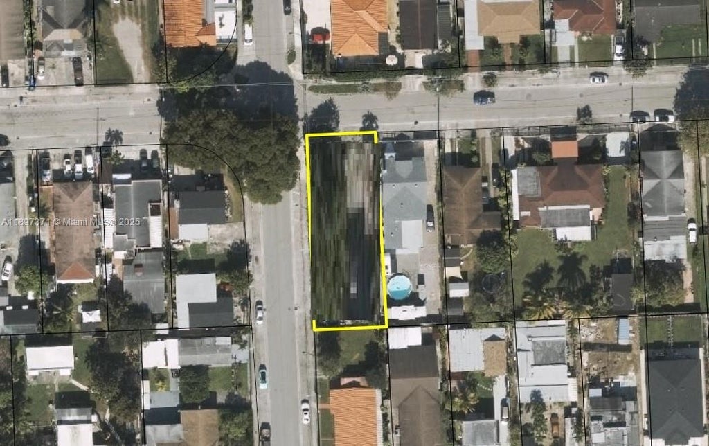 2052 Nw 27th St, Miami