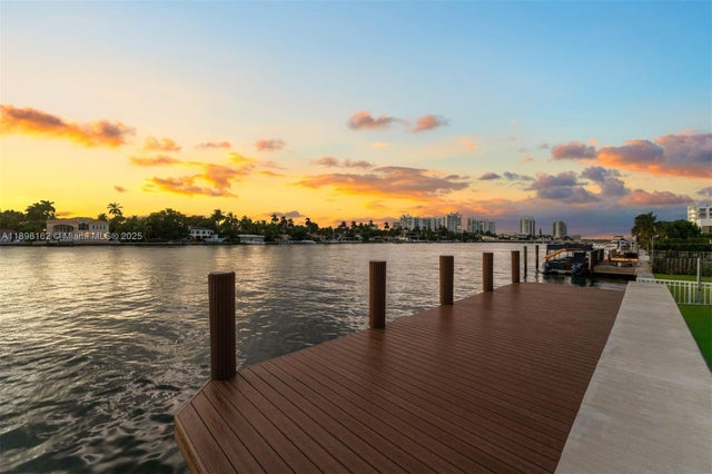 4 of 17 - 7508 W Treasure Dr, North Bay Village, FL