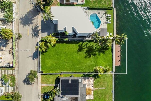 5 of 17 - 7508 W Treasure Dr, North Bay Village, FL