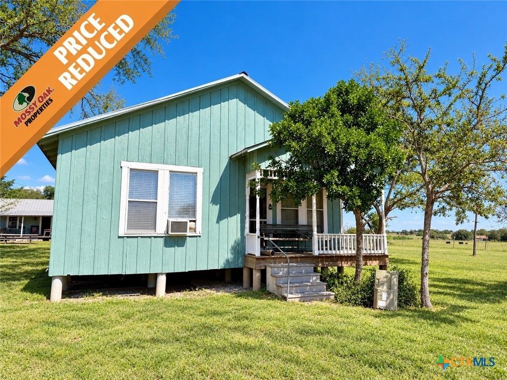2944 State Highway 111, Yoakum