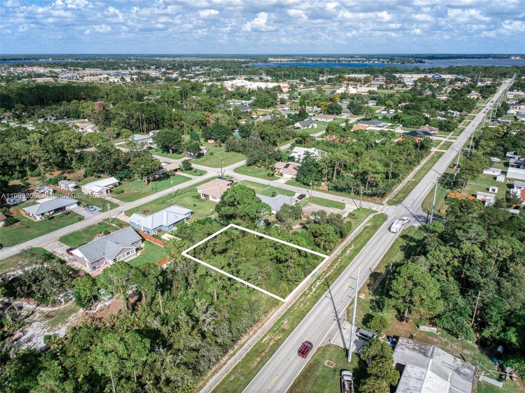 3208 Thunderbird Road, Sebring