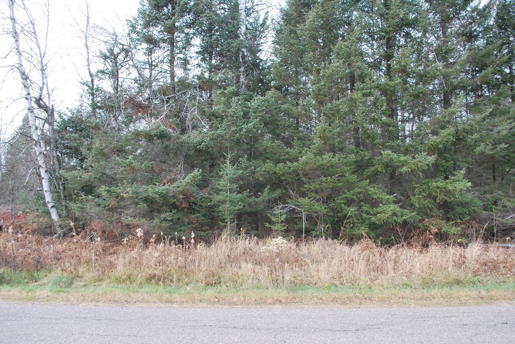 On Old 8 Rd, Crandon