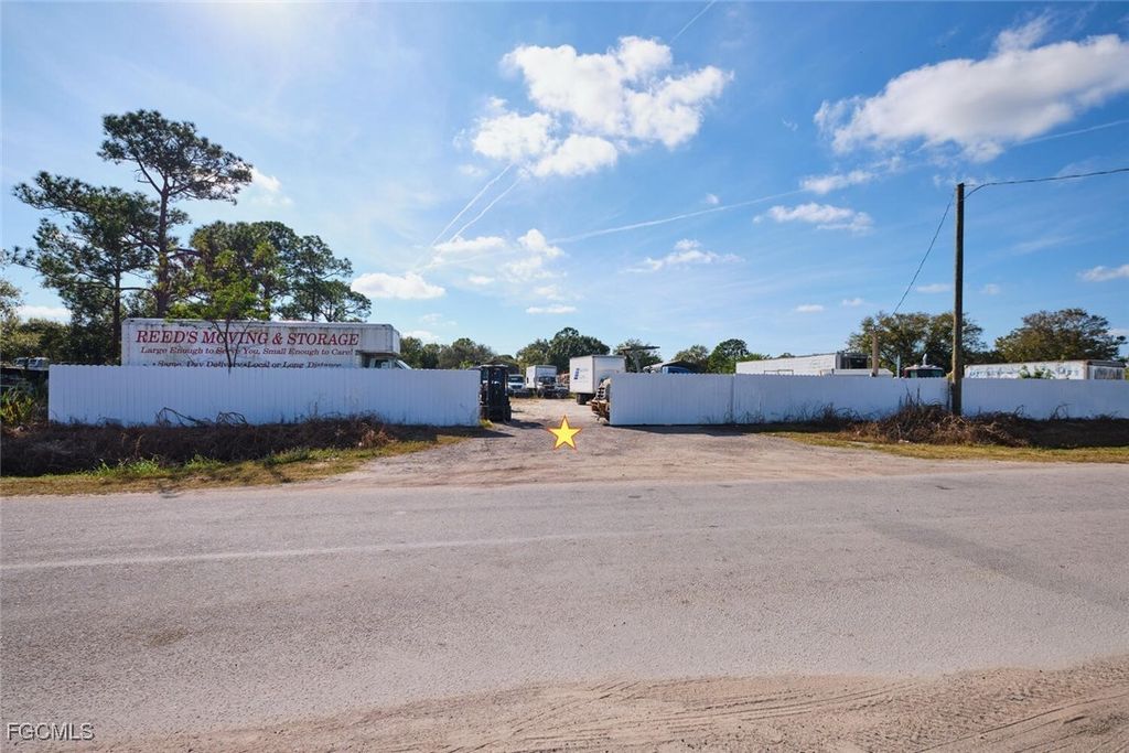 319 N Industrial Loop, LABELLE