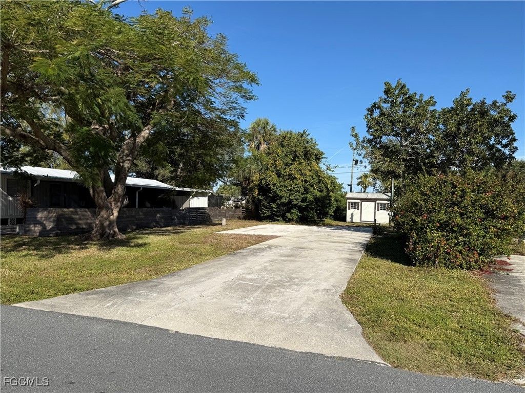 12060 Live Oak Dr, FORT MYERS