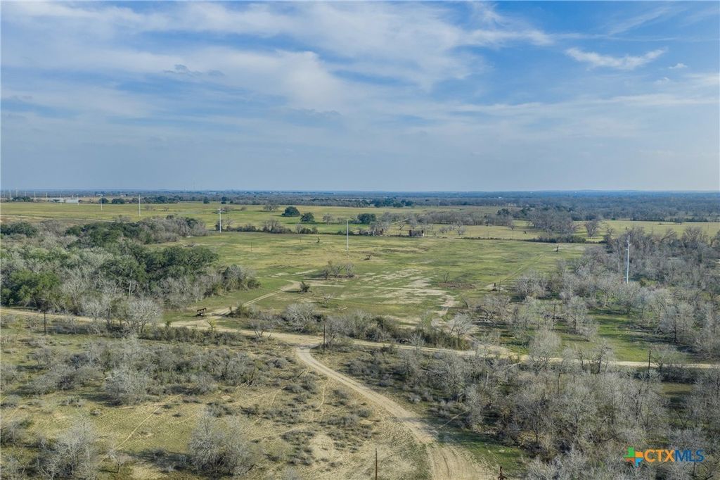 1144 Treetop Lane, Luling
