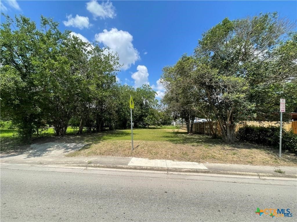 1006 N Guadalupe Street, Seguin