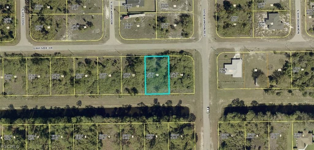 984 Lakeside Dr, Lehigh Acres
