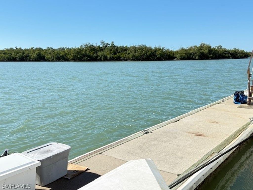 385 Angler Dr, Goodland