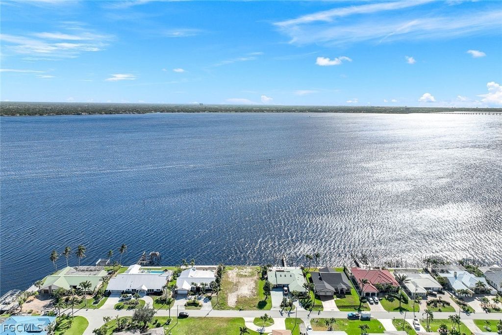 2330 Se 28th St, CAPE CORAL