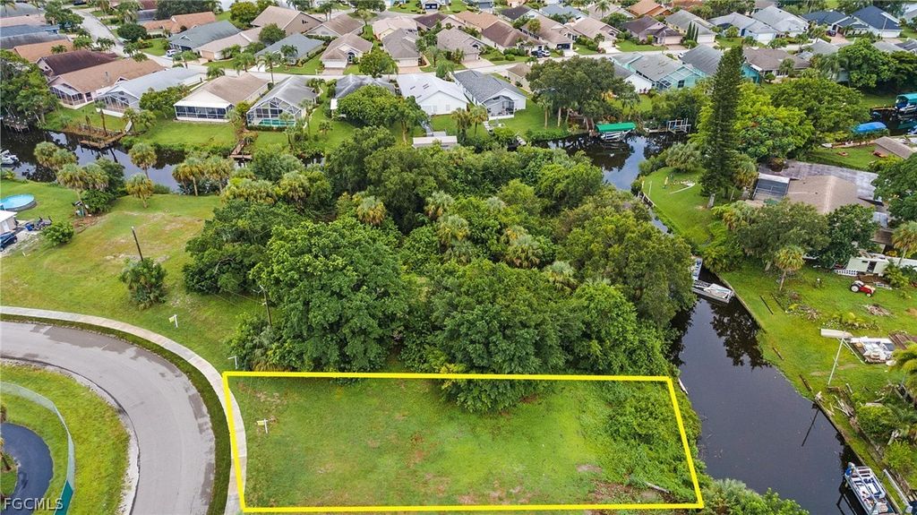 947 Iris Dr, NORTH FORT MYERS