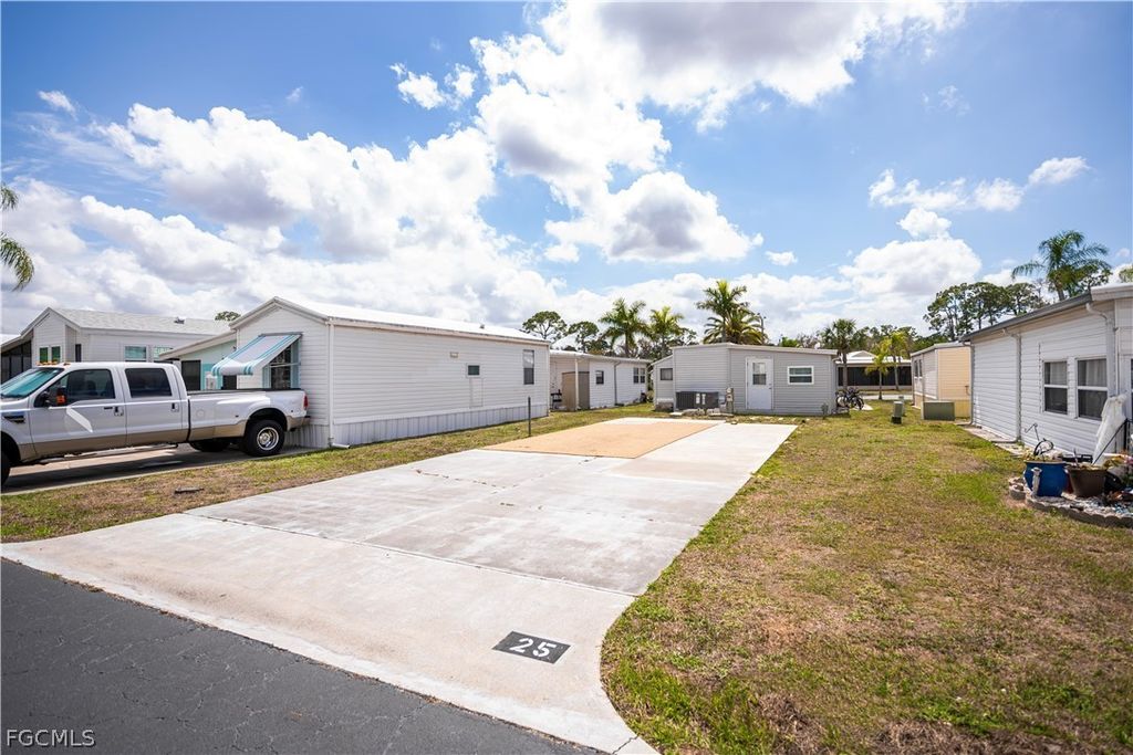 25 La Fonda Ln, North Fort Myers