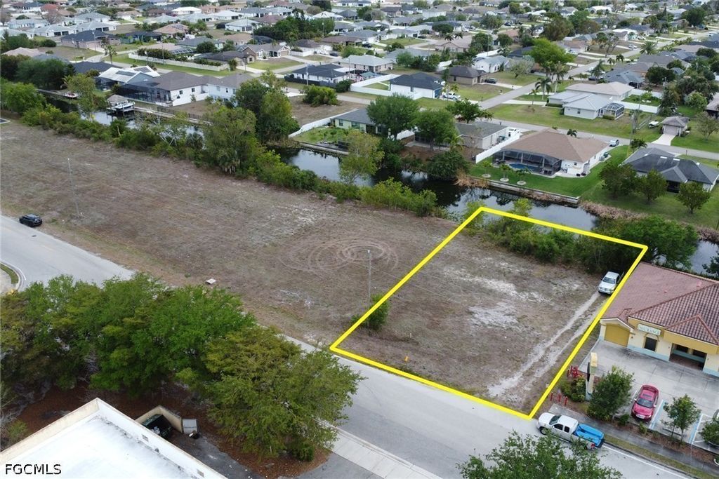 1208 Sw 4th St, Cape Coral