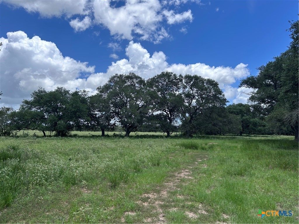 1022 County Road 438, Yoakum