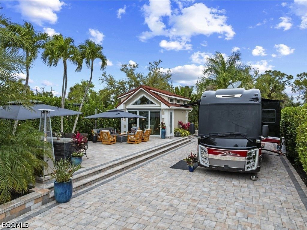 4706 Southern Breeze Dr, Naples