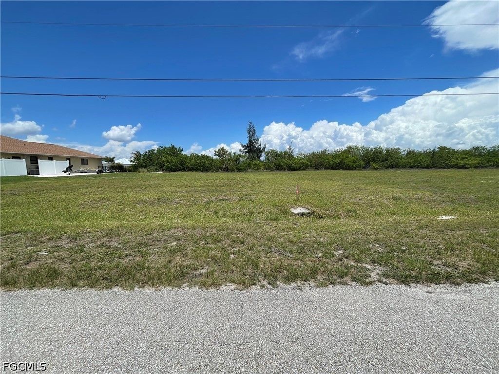 825 Nw 33rd Pl, Cape Coral