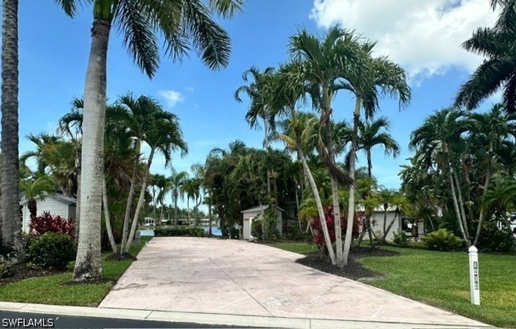 1404 Pearl Lake Pt, Naples