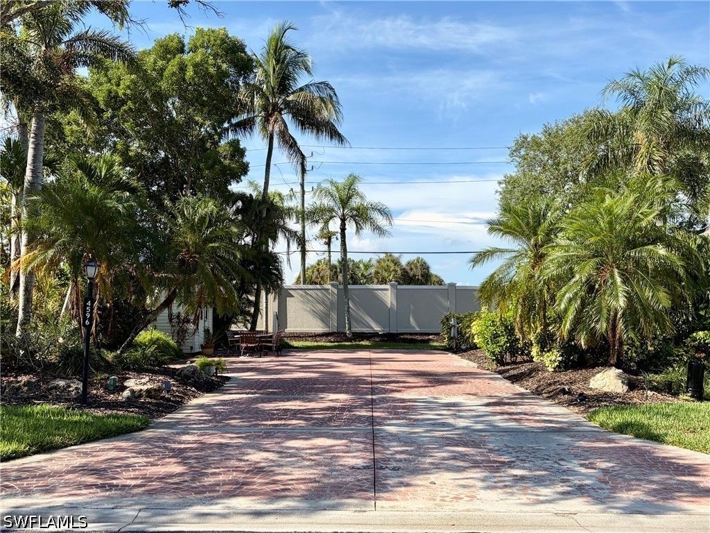 4596 Southern Breeze Dr, Naples