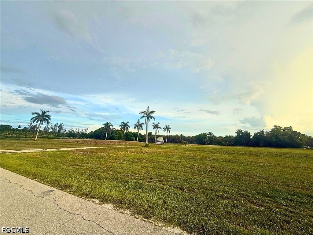 7655 Barrancas Ave, Bokeelia