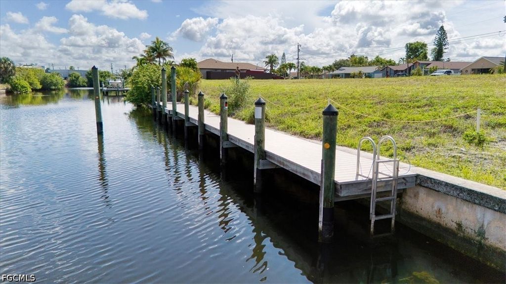 1102 Se 13th Ave, CAPE CORAL