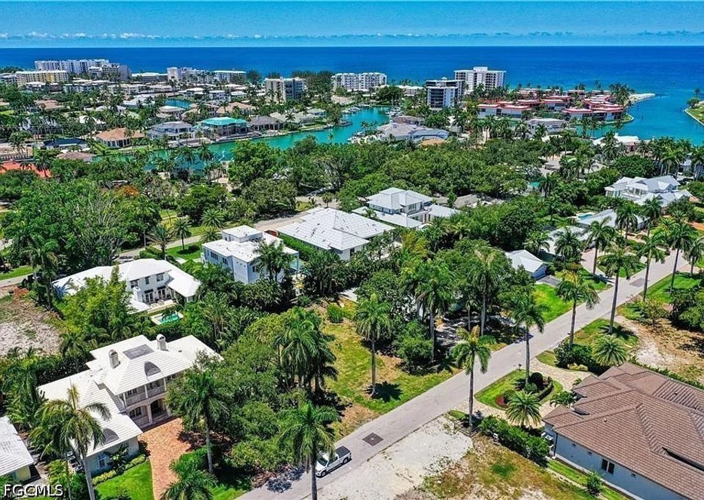 400 Wedge Dr, Naples