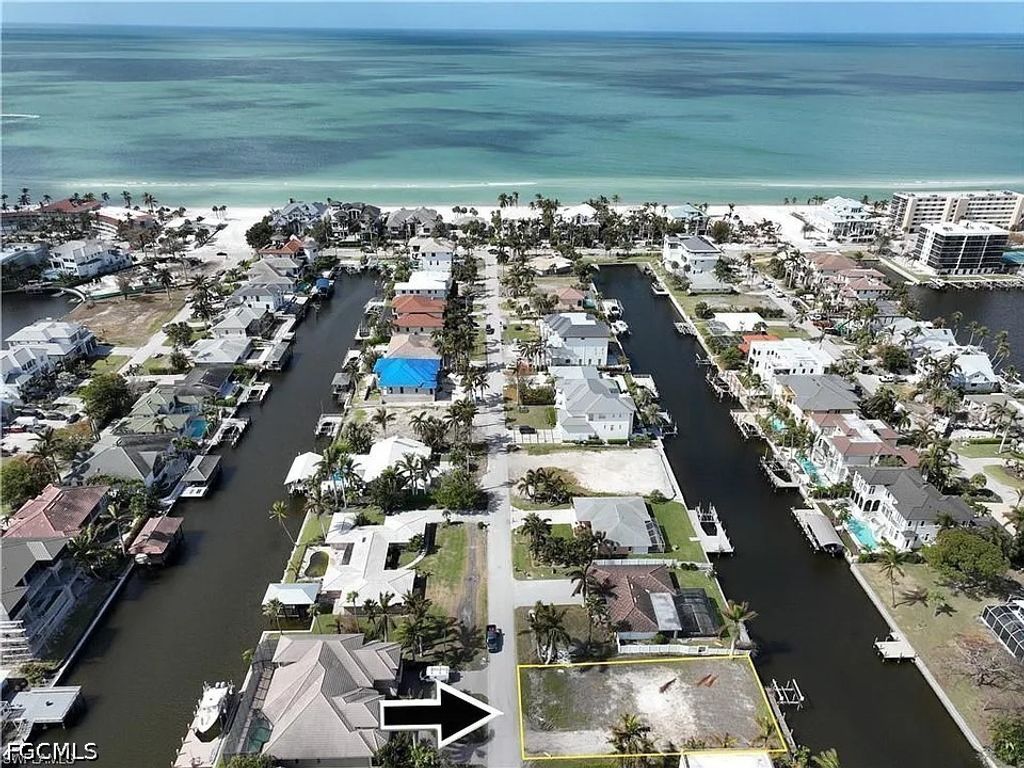 227 Channel Dr, Naples