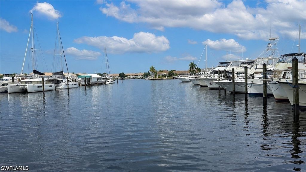 525 Newport Dr, Naples