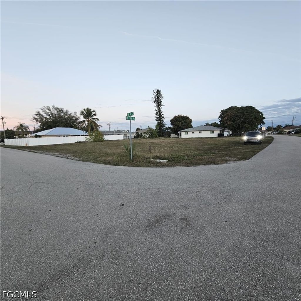 3807 Se 10th Pl, CAPE CORAL