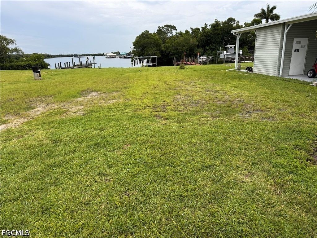 324 Shoreland Dr, Fort Myers