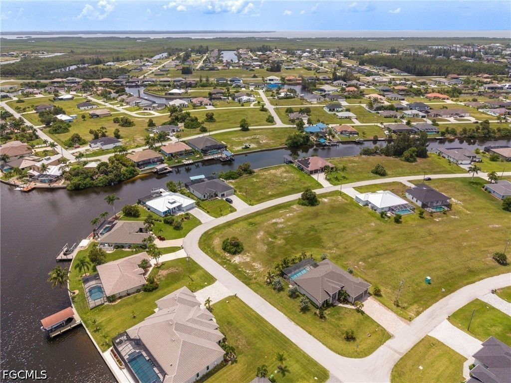 2210 Nw 37th Pl, CAPE CORAL