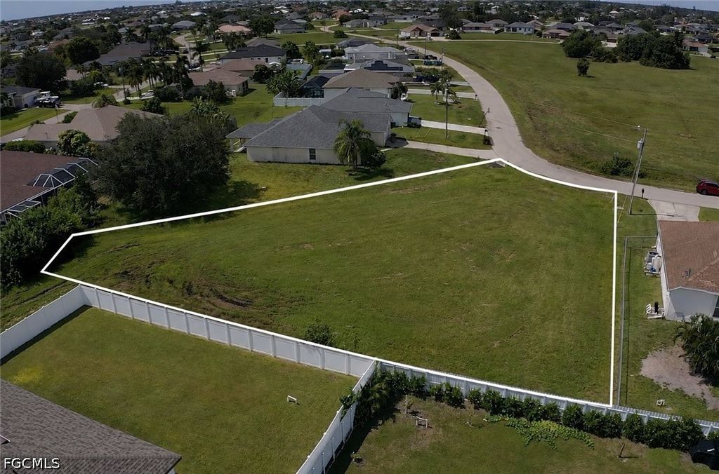 2832 Nw 1st St, CAPE CORAL