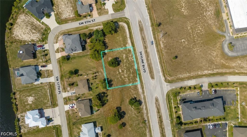 806 Skyline Blvd, Cape Coral