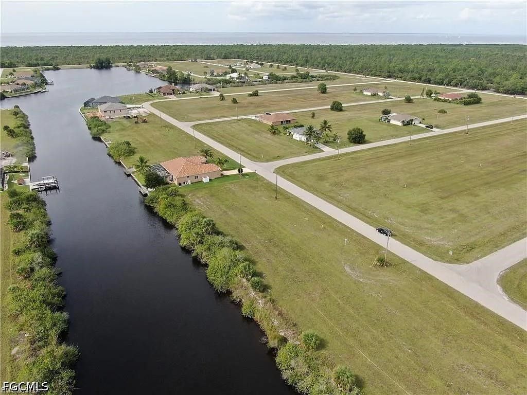 821 Nw 33rd Pl, Cape Coral