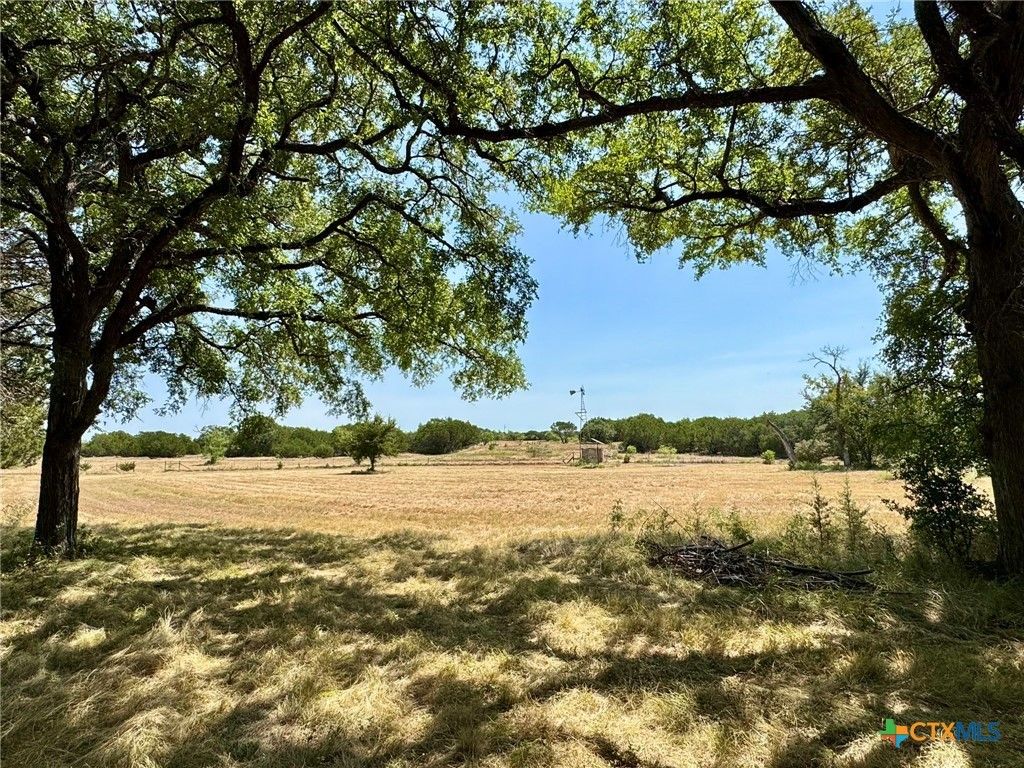 745 S Rocky Trail, Lampasas