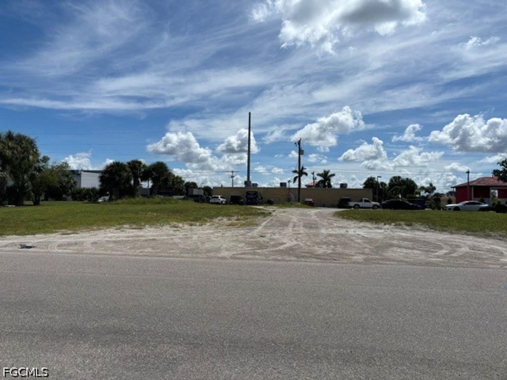1925 Se 15th Pl, CAPE CORAL