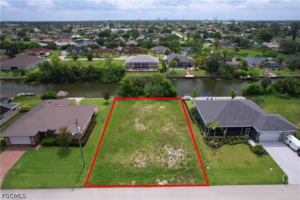 303 Ne 17th Pl, CAPE CORAL