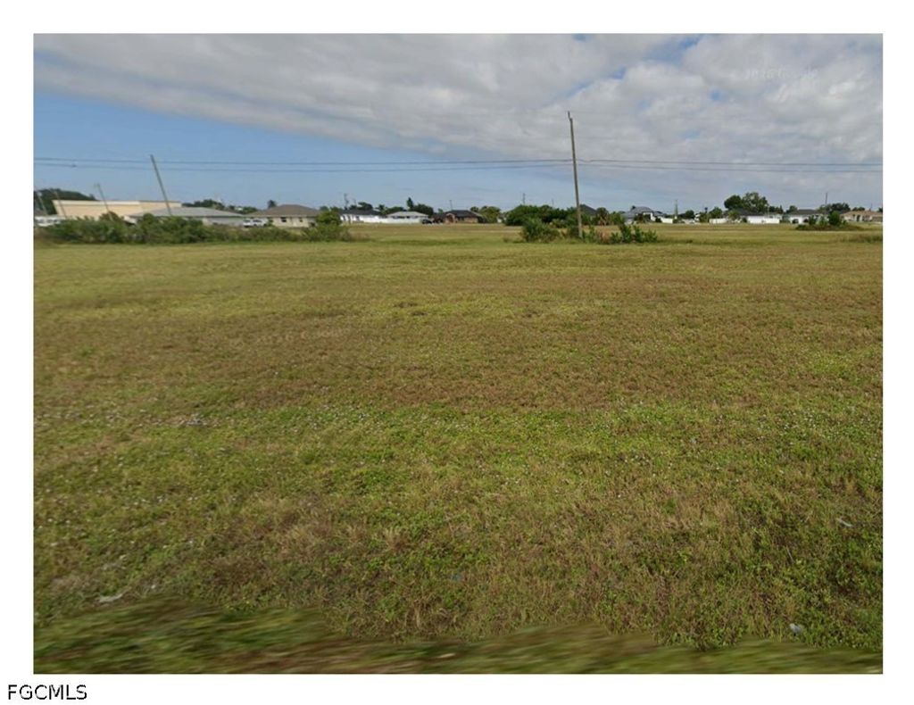 1037 Ne 8th St, Cape Coral
