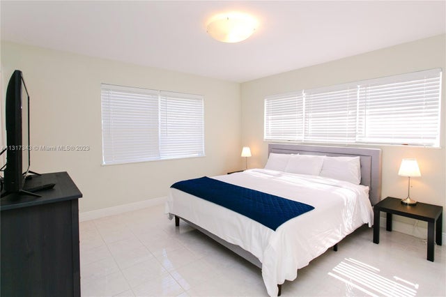 5 of 26 - 951 Washington St, Hollywood, FL